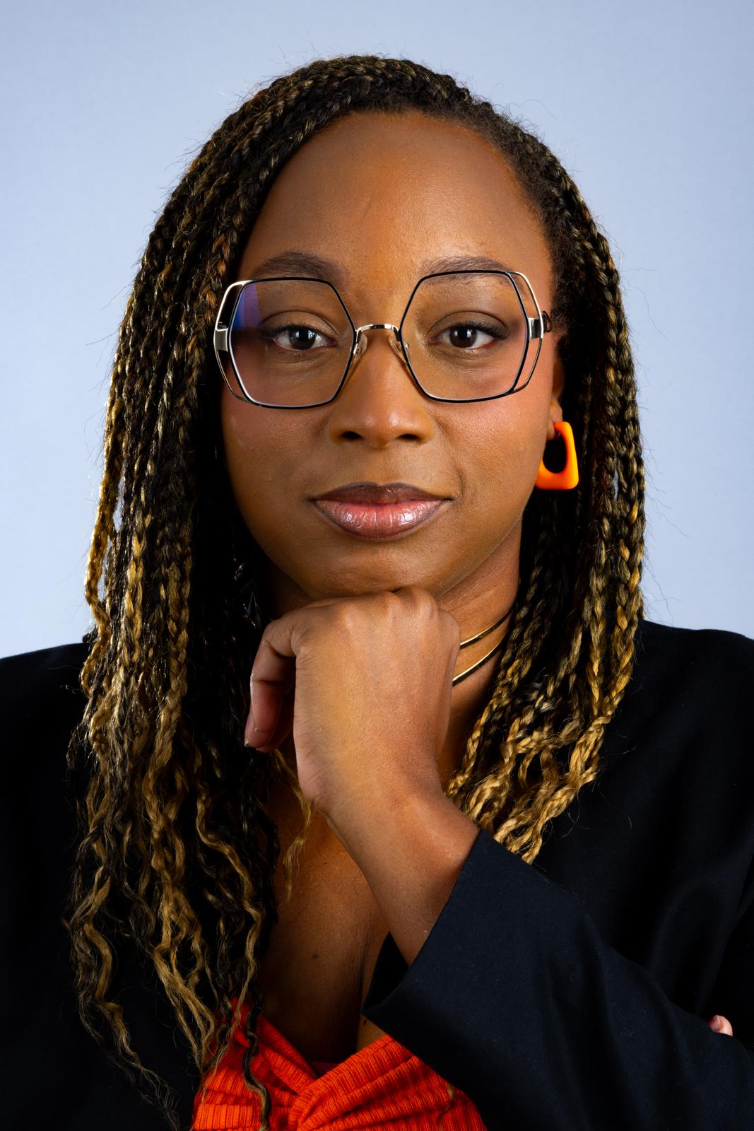 Portrait de la généalogiste Aurélie Marlu spécialisée en généalogie en Martinique