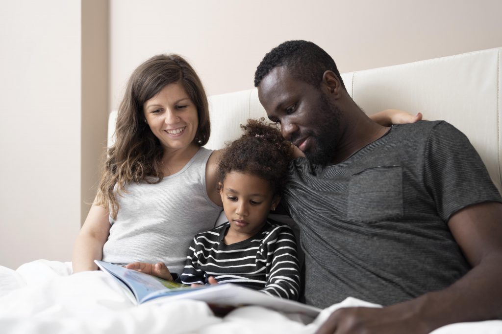 Parents et enfant découvrant ensemble leur histoire familiale