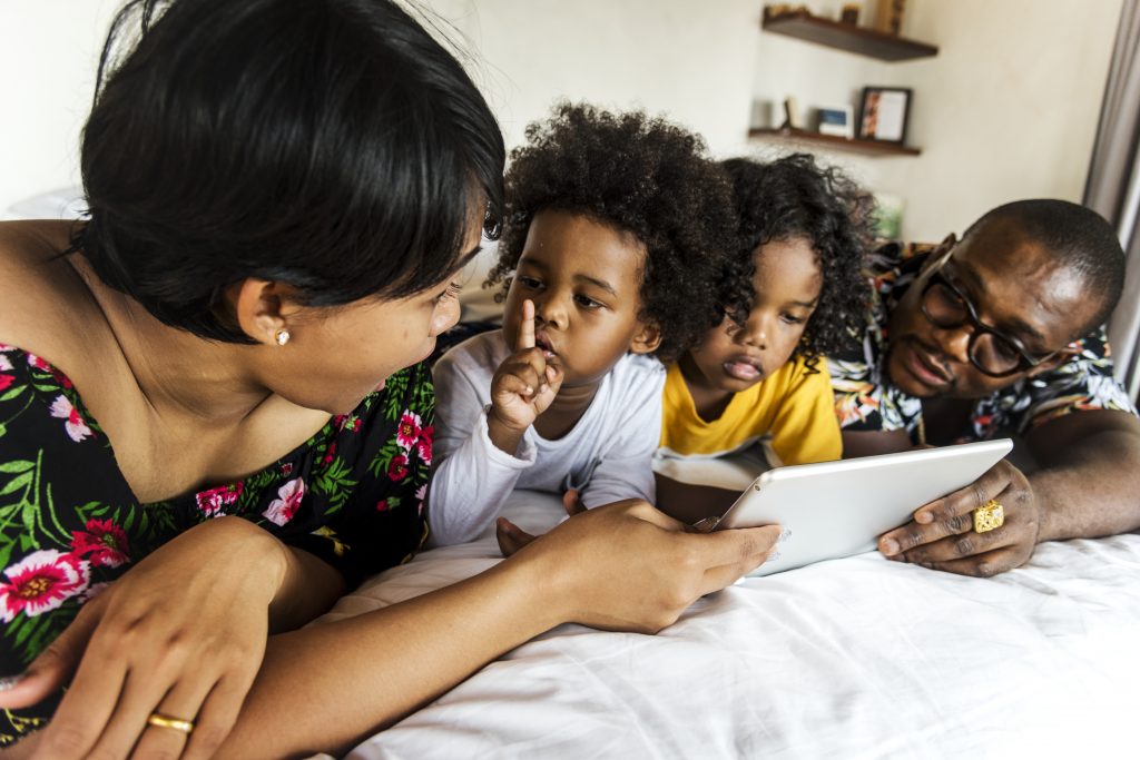 Famille antillaise partageant un moment autour de la transmission des racines familiales